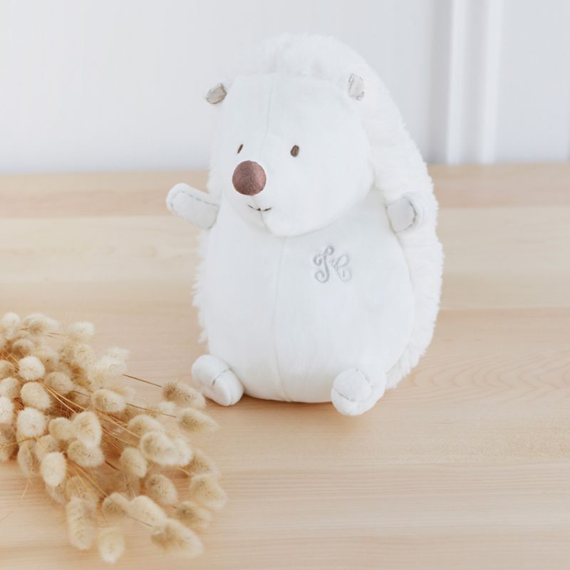 Image d'ambiance de présentation du produit Peluche Léon le hérisson écru (12 cm) - Tartine et Chocolat