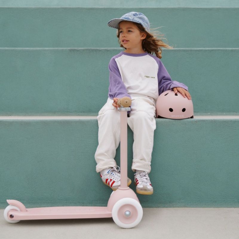 Trottinette ECO Faded Pink avec panier Pin & Ride Banwood Ambiance 2