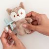 Attache-sucette peluche Snugle & tétine Pacipal Biche Infantino Ambiance 3