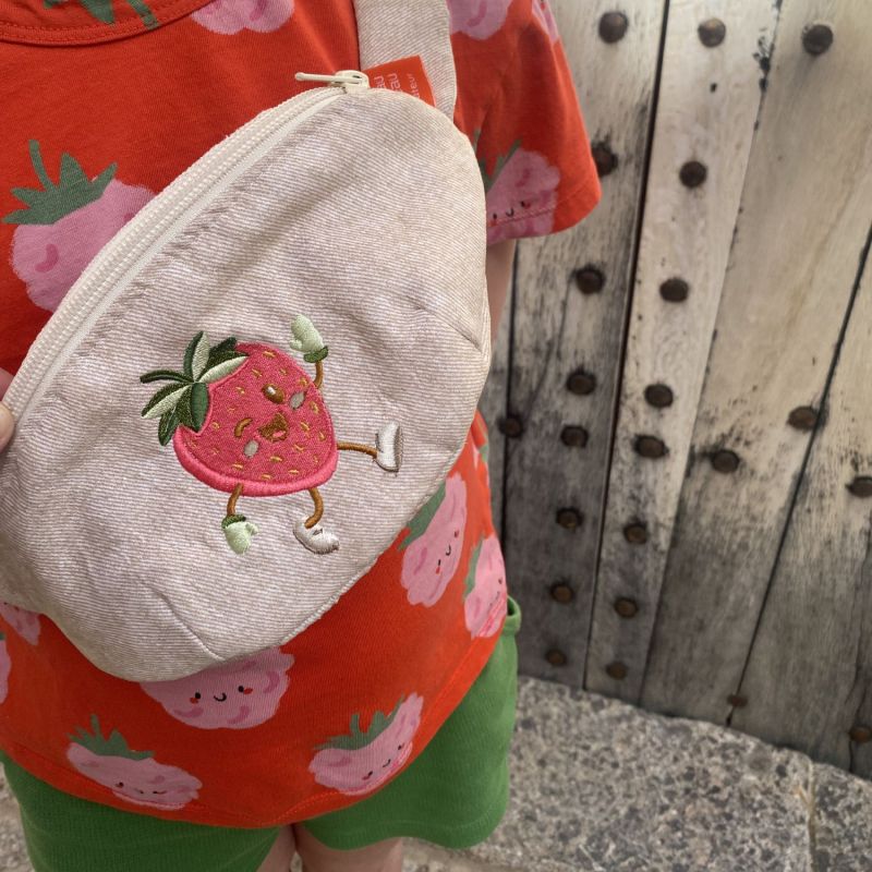 Sac banane enfant Kawai Fraise Rouge L'oiseau bateau Ambiance 2