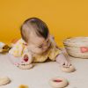 Hochet sensoriel Calm Donut rose Petit Boum Ambiance 2