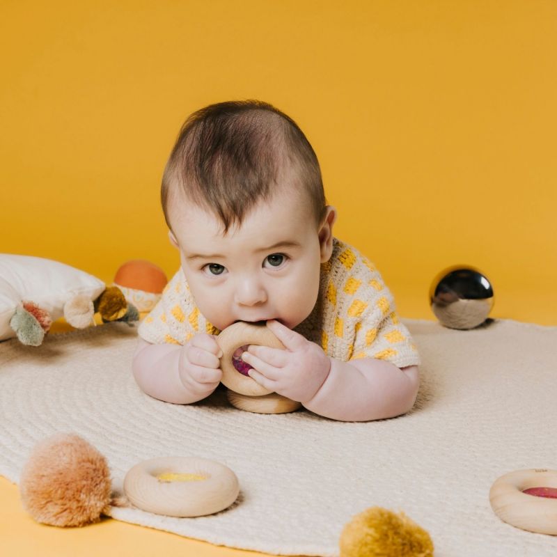 Hochet sensoriel Calm Donut rose Petit Boum Ambiance 4