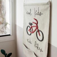 Tenture murale Cool kids ride bikes (45 x 70 cm)