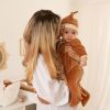 Pyjama en velours camel Sophie la girafe (naissance)  par Trois Kilos Sept