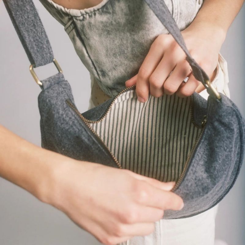 Sac banane Andrea Denim Gris Hindbag Ambiance 3