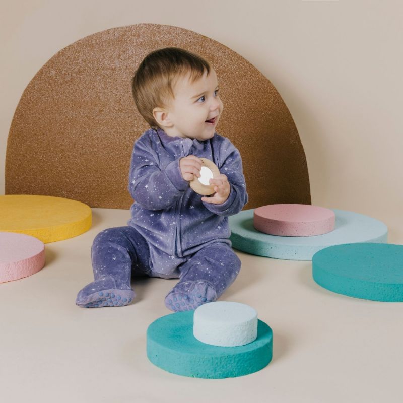 Hochet sensoriel Sensory Donut Reflect Petit Boum Ambiance 4