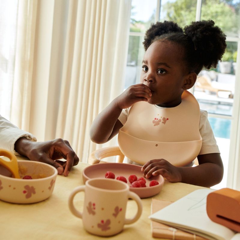 Lot de 2 bavoirs en silicone Ember Butterfly Apple Blossom Liewood Ambiance 2