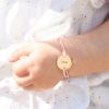 Bracelet enfant sur cordon Alphabet floral personnalisable (plaqué or)  par Merci Maman