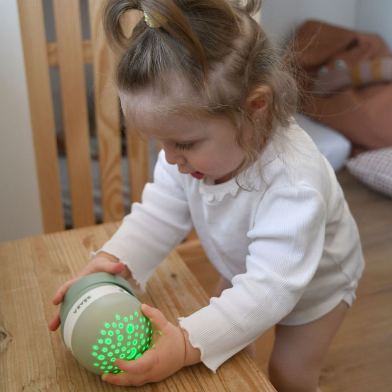 Veilleuse nomade Pixie Projector Vert Sauge Béaba Ambiance 6