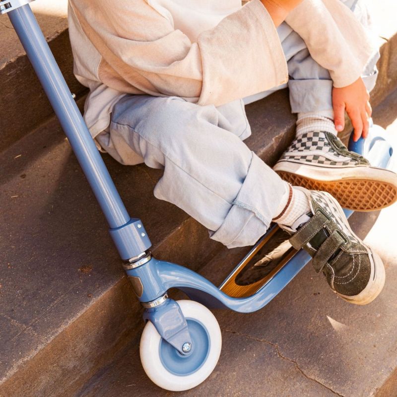 Trottinette Blue Banwood Ambiance 3