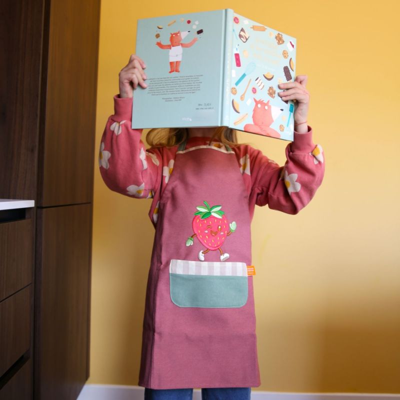 Tablier Kawai Fraise (6-12 ans) L'oiseau bateau Ambiance 4
