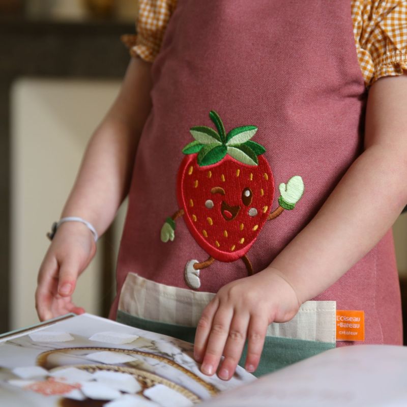 Tablier Kawai Fraise (6-12 ans) L'oiseau bateau Ambiance 5