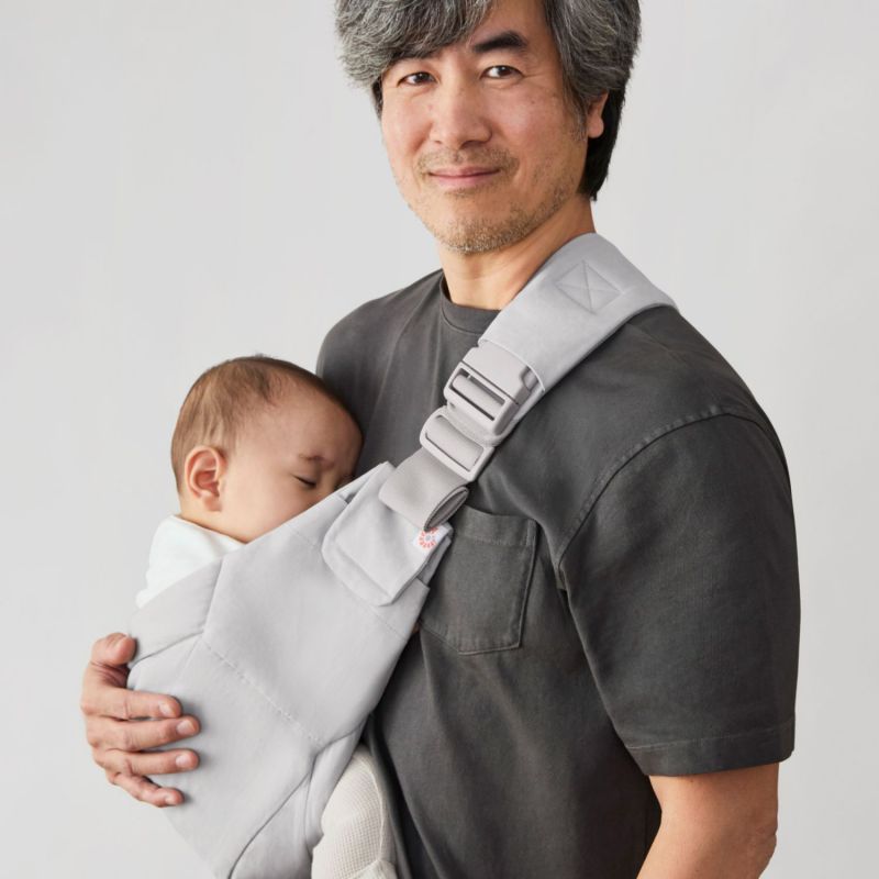 Porte bébé enfant Upsie Sling Pearl Grey Ergobaby Ambiance 9