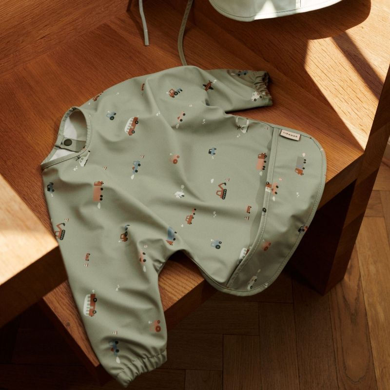 Bavoir à manches Merle Véhicules dove blue mix Liewood Ambiance 4