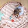 Sac à jouets 2 en 1 Noomad Original Stripes Pink Play&Go Ambiance 4
