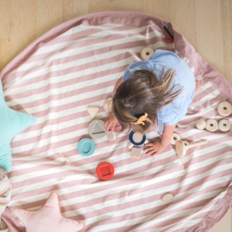Sac à jouets 2 en 1 Noomad Original Stripes Pink Play&Go Ambiance 4