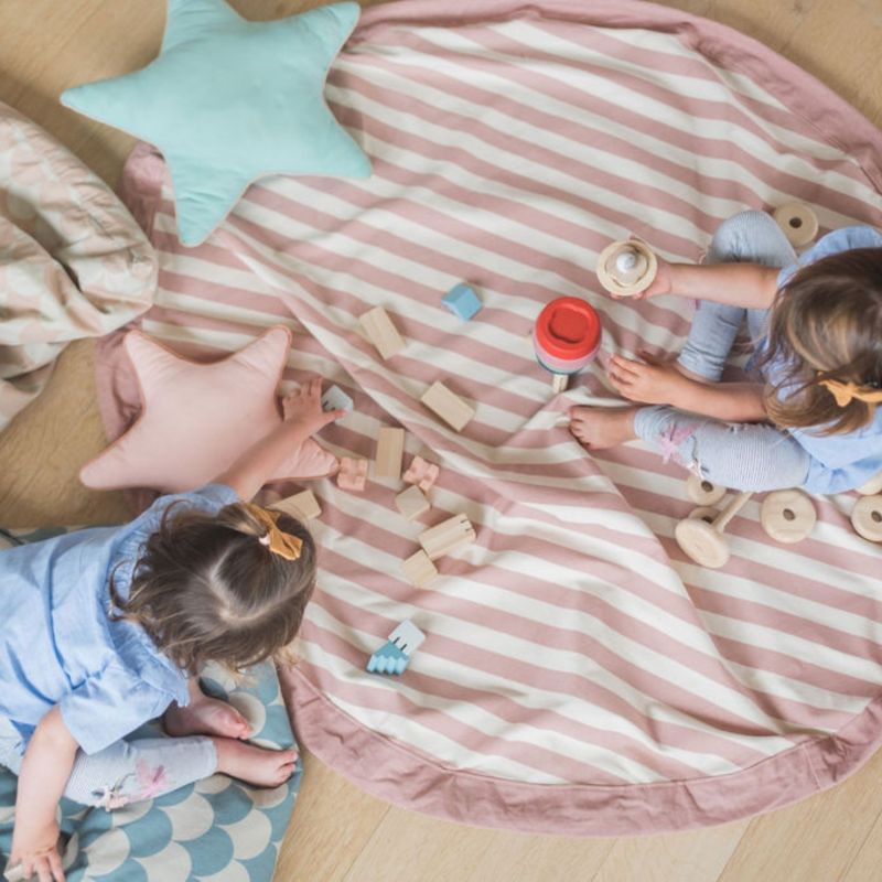 Sac à jouets 2 en 1 Noomad Original Stripes Pink Play&Go Ambiance 6