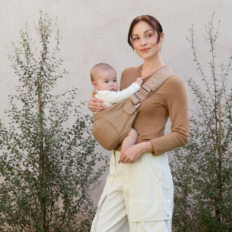 Porte bébé enfant Upsie Camel Ergobaby Ambiance 4