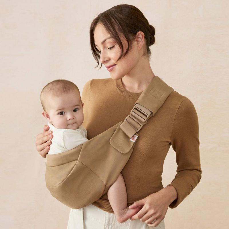 Porte bébé enfant Upsie Camel Ergobaby Ambiance 5