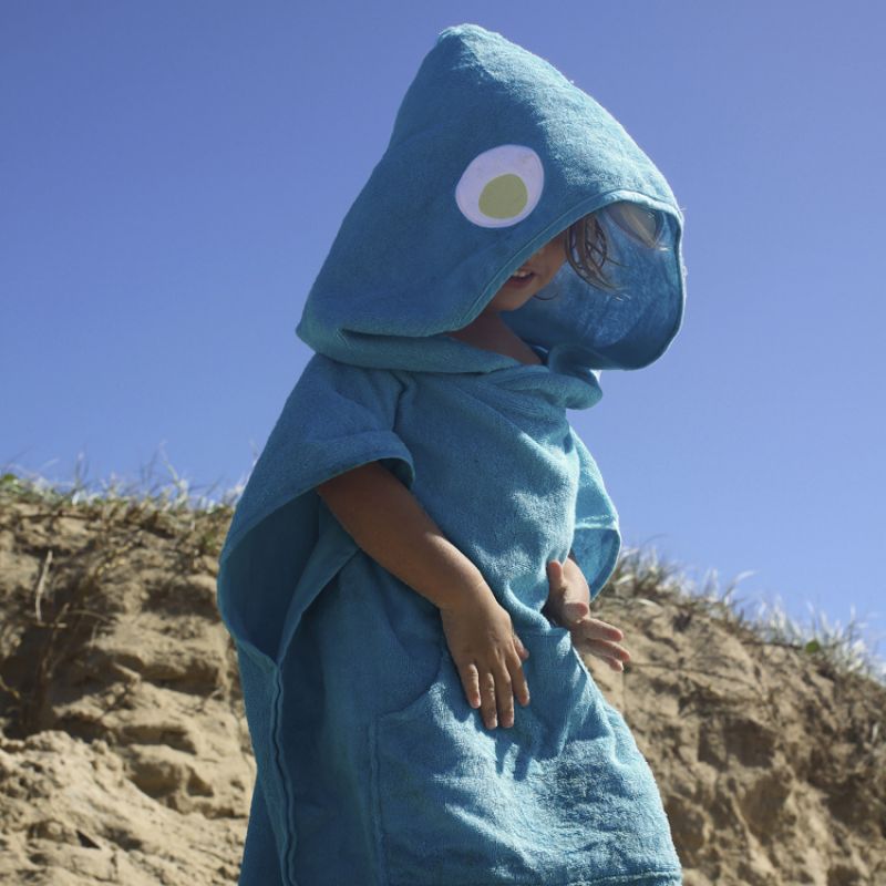 Image d'ambiance de présentation du produit Poncho de plage Shark tribe deep blue (60 x 60 cm) - Sunnylife