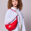 Sac banane Andrea Coeur Carmin Hindbag Ambiance 8