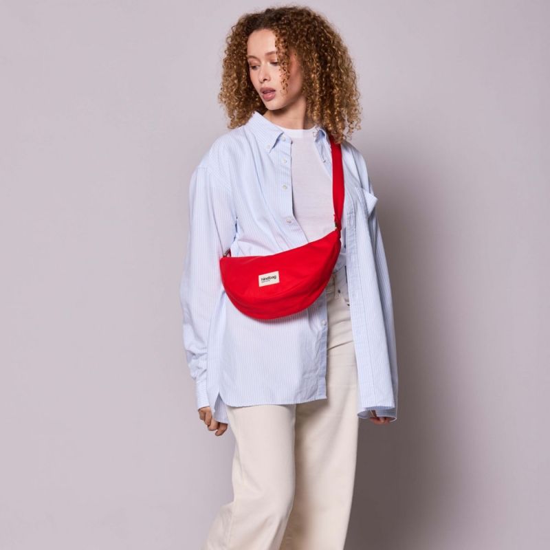 Sac banane Andrea Coeur Carmin Hindbag Ambiance 9