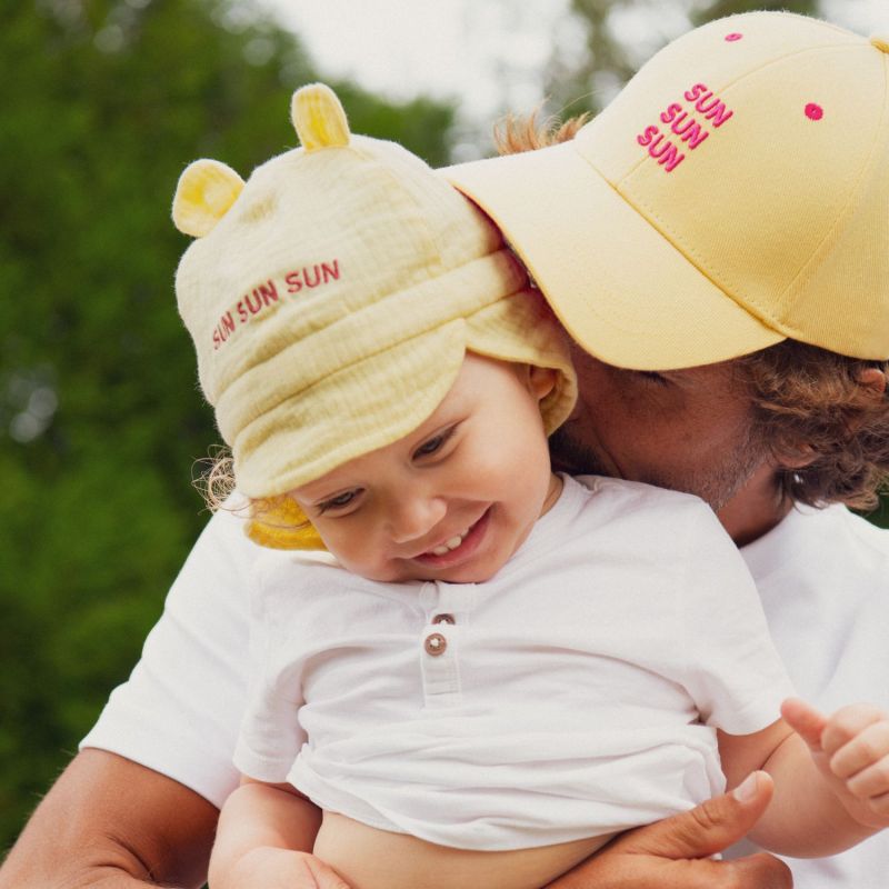 Casquette enfant Sun Sun Sun jaune (9-24 mois) Chamaye Ambiance 2