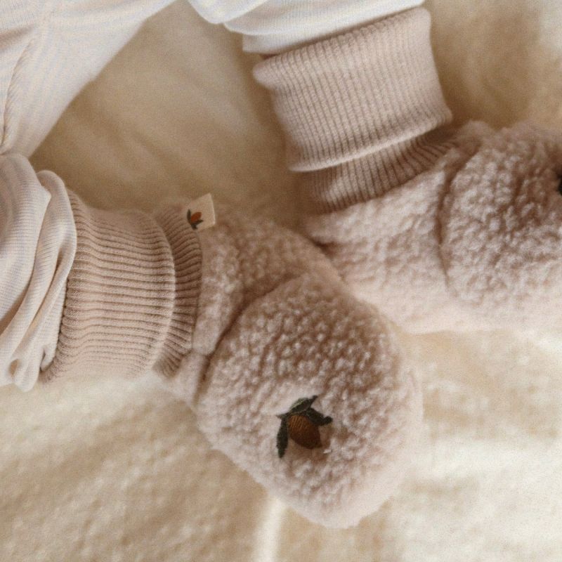 Chaussons bébé polaire Safa Oxford Tan (0-3 mois) Konges Sløjd Ambiance 2