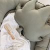 Coussin feuille d'érable olive Pure nature (43 cm)  par Cotton&Sweets