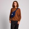 Sac banane Sasha L Velours Marine Hindbag Ambiance 2