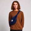 Sac banane Sasha L Velours Marine Hindbag Ambiance 3