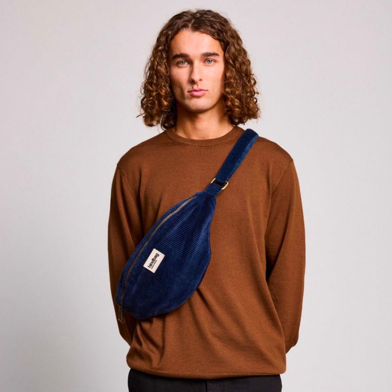 Sac banane Sasha L Velours Marine Hindbag Ambiance 3
