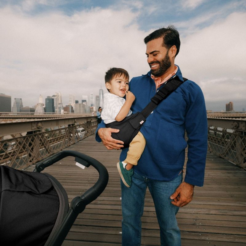 Porte bébé enfant Upsie Sling Onyx Black Ergobaby Ambiance 2