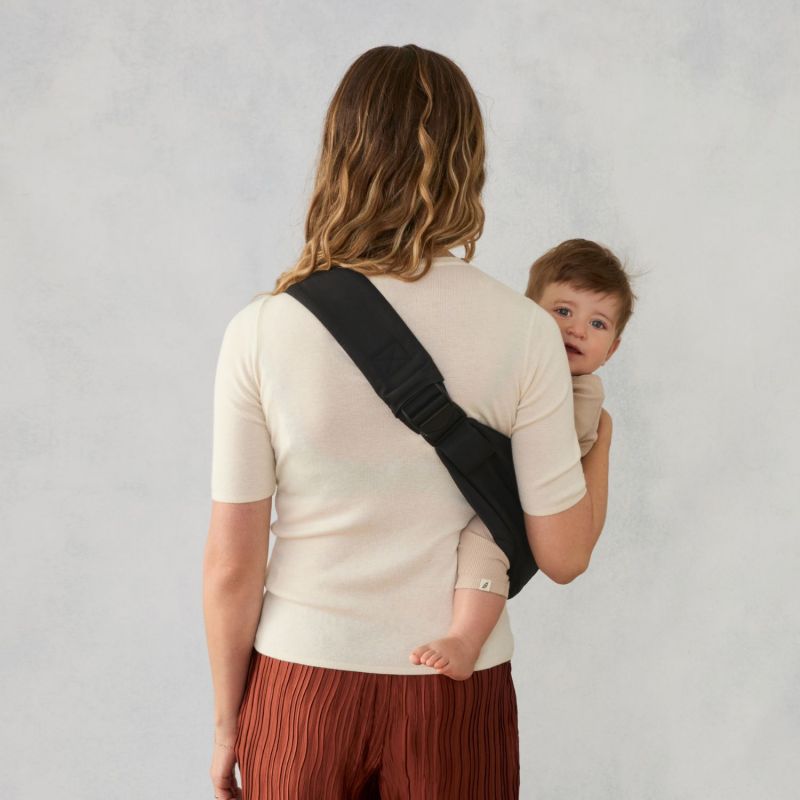 Porte bébé enfant Upsie Sling Onyx Black Ergobaby Ambiance 7