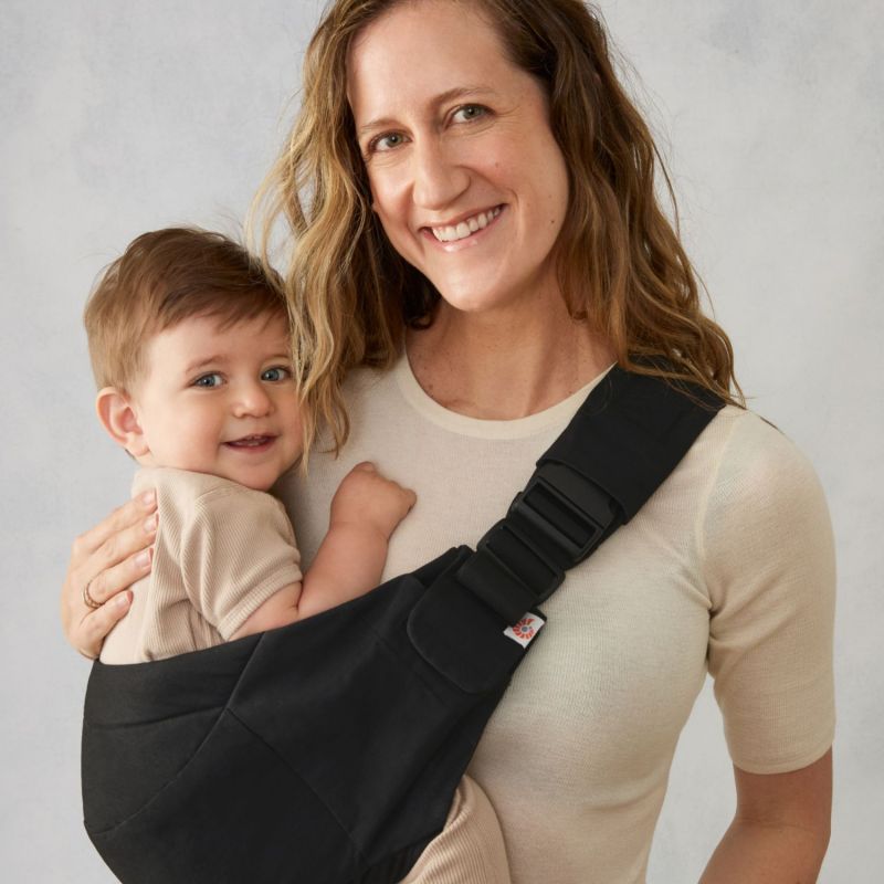 Porte bébé enfant Upsie Sling Onyx Black Ergobaby Ambiance 8