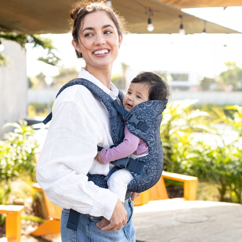 Porte bébé Flip 4 en 1 Navy Floral Infantino Ambiance 2