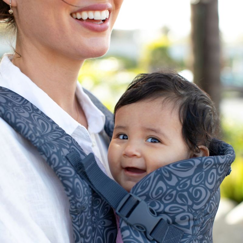 Porte bébé Flip 4 en 1 Navy Floral Infantino Ambiance 6