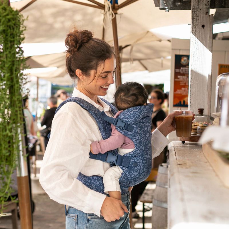 Porte bébé Flip 4 en 1 Navy Floral Infantino Ambiance 7