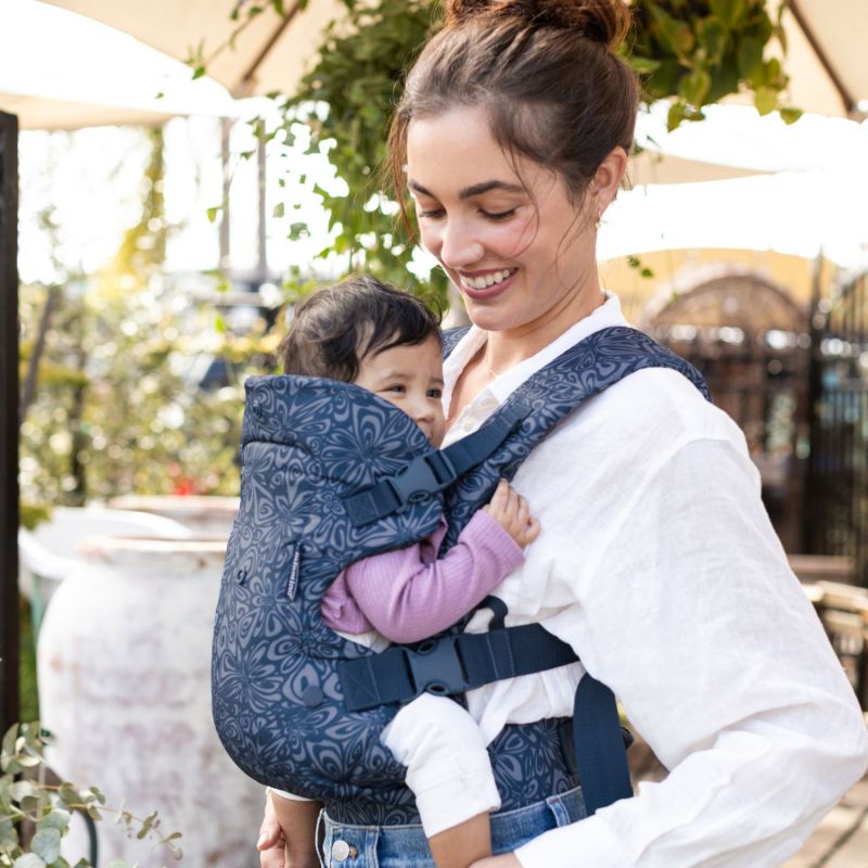 Porte bébé Flip 4 en 1 Navy Floral Infantino Ambiance 8