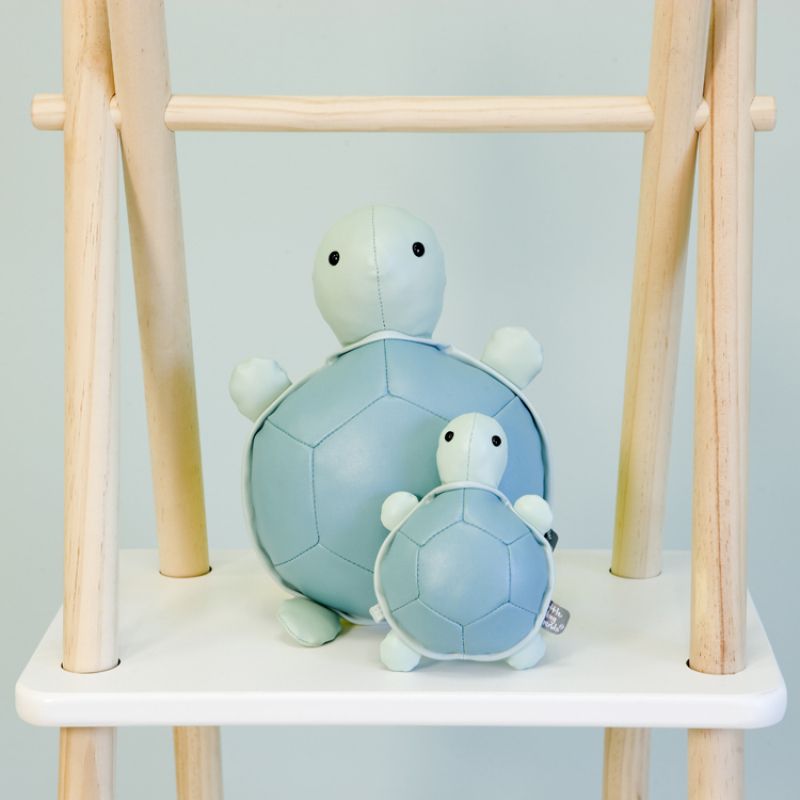 Image d'ambiance de présentation du produit Hochet Emilie la petite Tortue Tiny Friends - Little Big Friends