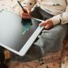 Tablette à dessin magique Zora Croco Liewood Ambiance 2