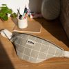 Sac banane Olivia Le Carnet Argile-Blanc Hindbag Ambiance 2