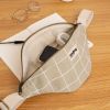 Sac banane Olivia Le Carnet Argile-Blanc Hindbag Ambiance 3