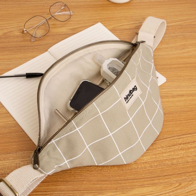Sac banane Olivia Le Carnet Argile-Blanc Hindbag Ambiance 3