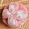 Balle sensorielle lapin Toile de Jouy rose Tartine et Chocolat Ambiance 1