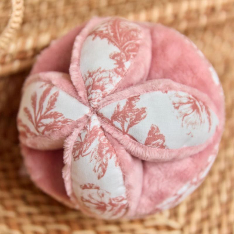 Balle sensorielle lapin Toile de Jouy rose Tartine et Chocolat Ambiance 1
