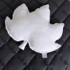 Coussin feuille d'érable blanc (43 cm)  par Cotton&Sweets