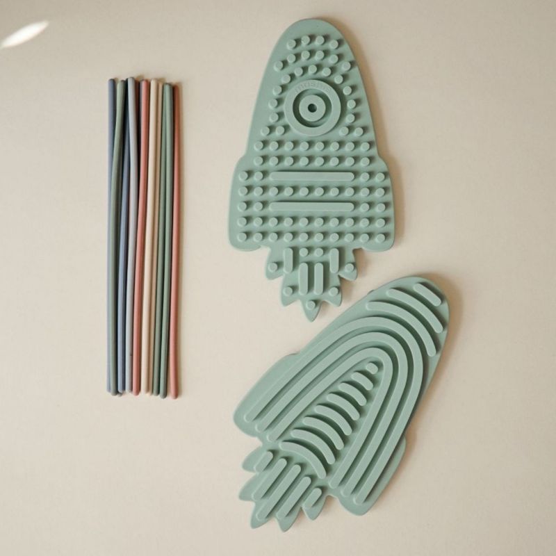 Jouet sensoriel en silicone Rocket Mushie Ambiance 4