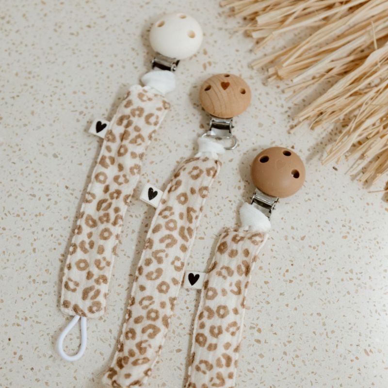Attache tétine Gaze Léopard (personnalisable) Atelier Wagram Ambiance 5