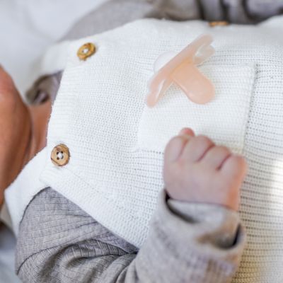Accessoires pour bébé prématurés – sucette, couches, pèse bébé